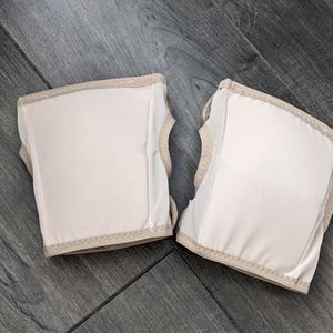 Like new Bee's Knees Kneepads, Beige, size SMALL
